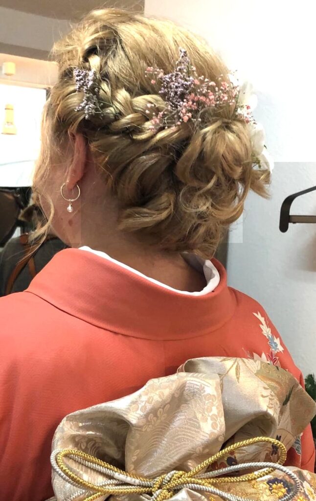 デュッセルドルフの美容室で着物姿に合う華やかなヘアスタイルに