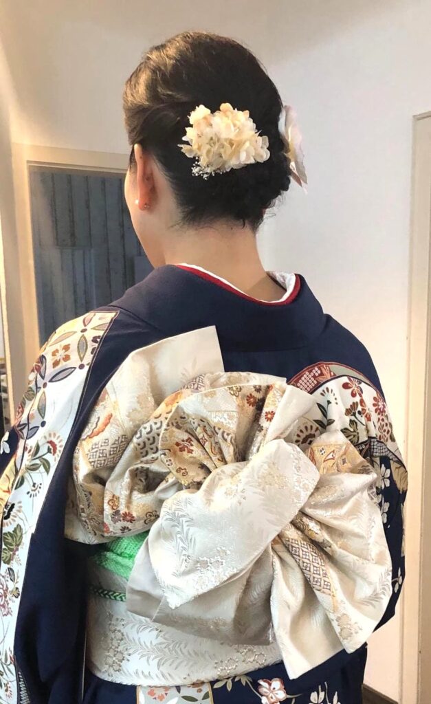 デュッセルドルフの美容室で着付けと和装に合うヘアセットをされた女性の後ろ姿