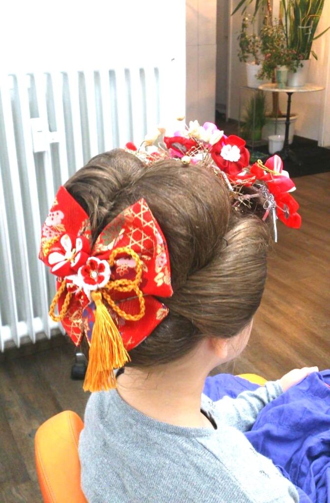 デュッセルドルフの美容室で日本髪に結った女の子