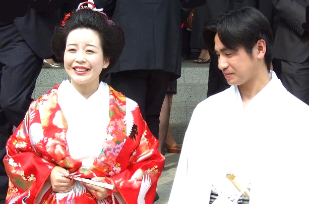 デュッセルドルフの美容室でヘアメイク・着付け（打掛、袴）をされ、和装姿で結婚式に臨まれたお客様