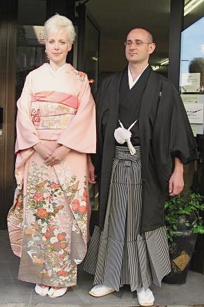 デュッセルドルフの美容室でのヘアメイク・着付け（振袖、羽織袴）を経て、記念撮影に臨まれたご夫婦