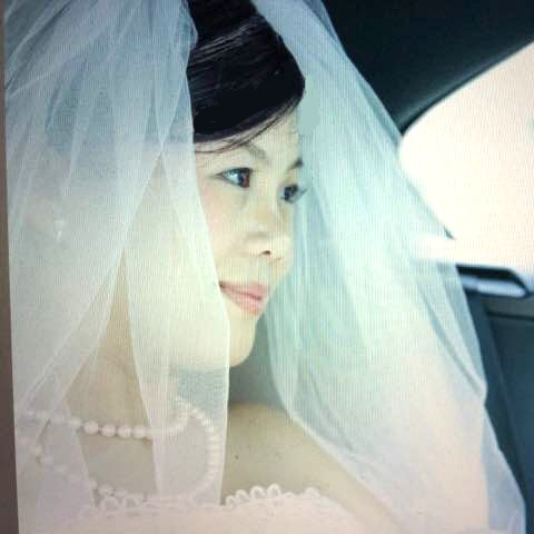 デュッセルドルフの美容室でブライダルヘアメイクをして結婚式に臨まれるお客様