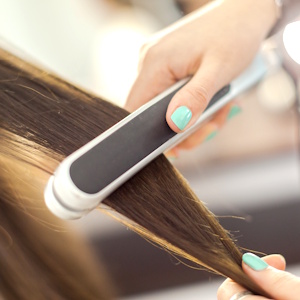 client gets a Japanese Hair Straigthening (Japanische Haarglättung) in a hair salon in Düsseldorf