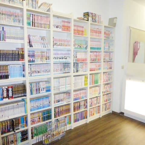 美容室のお客様のための棚いっぱいの様々な漫画や雑誌