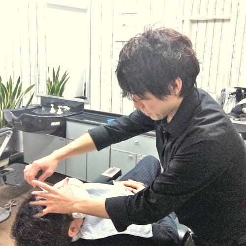 clients gets a shave at the Japanese barber's in Düsseldorf